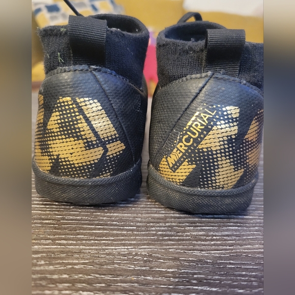 Nike soccer shoes for kids - Picture 4 of 5